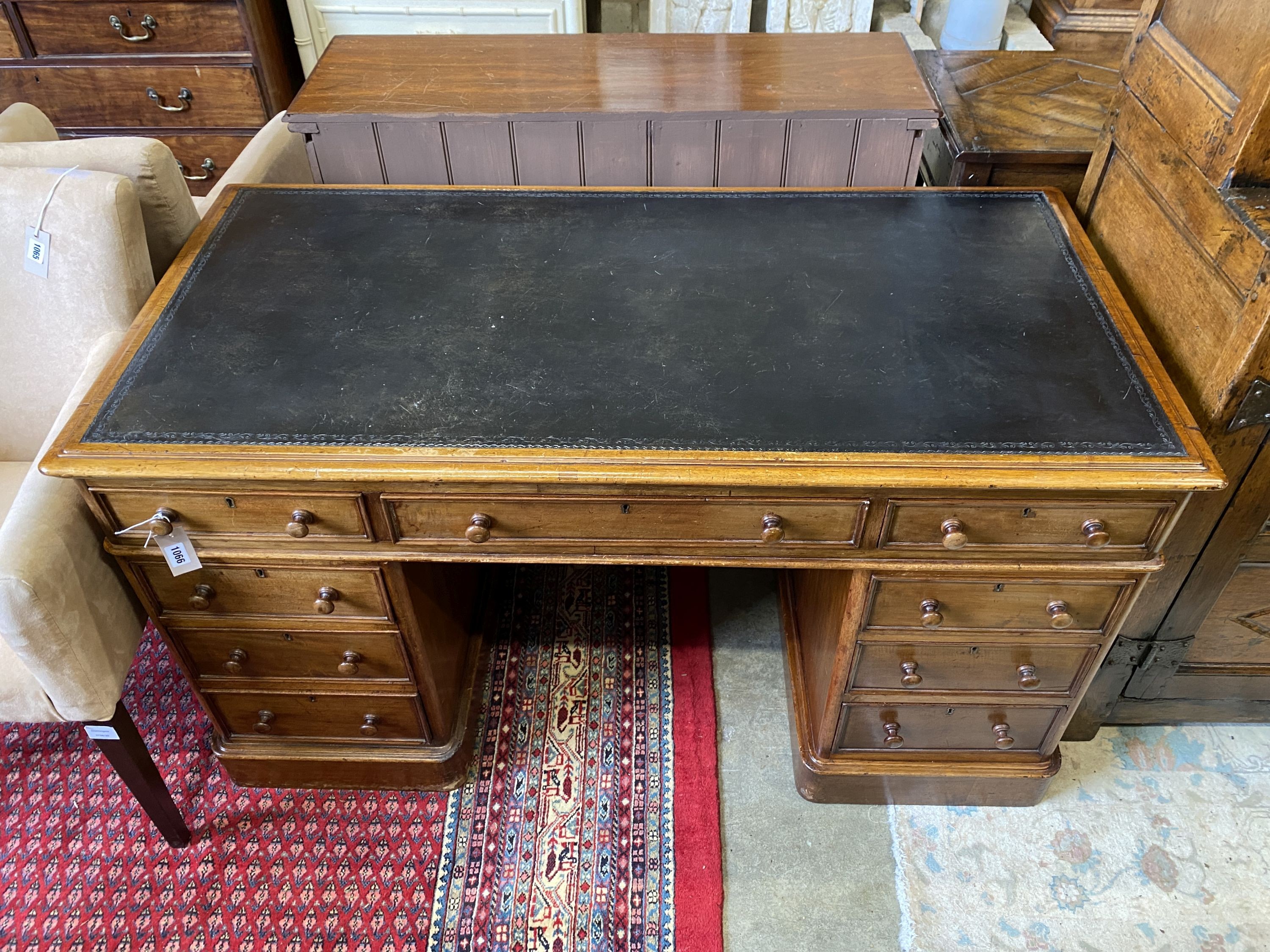 A Victorian mahogany pedestal desk, fitted with nine small drawers, length 138cm, depth 68cm, height 77cm